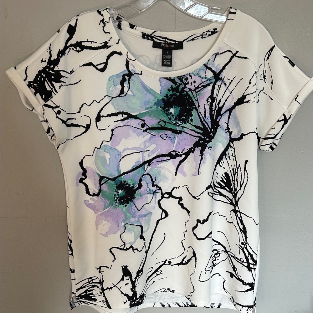 New York & Company White and Purple Floral Short Sleeve Tee